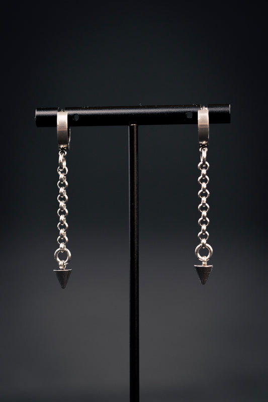 ODIN | Chainmail Pendant Earrings.
Stainless steel delicate chainmail earrings with a mini spike charm
