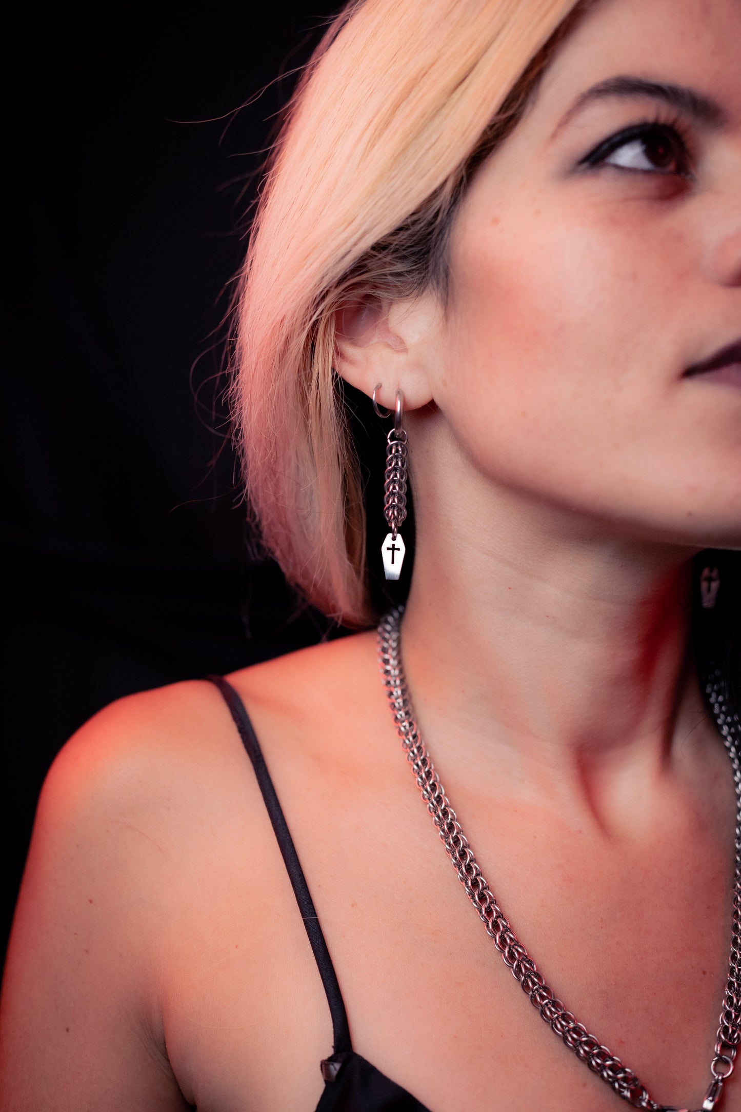 HADÈS | Stainless steel chainmail earrings with coffin charm