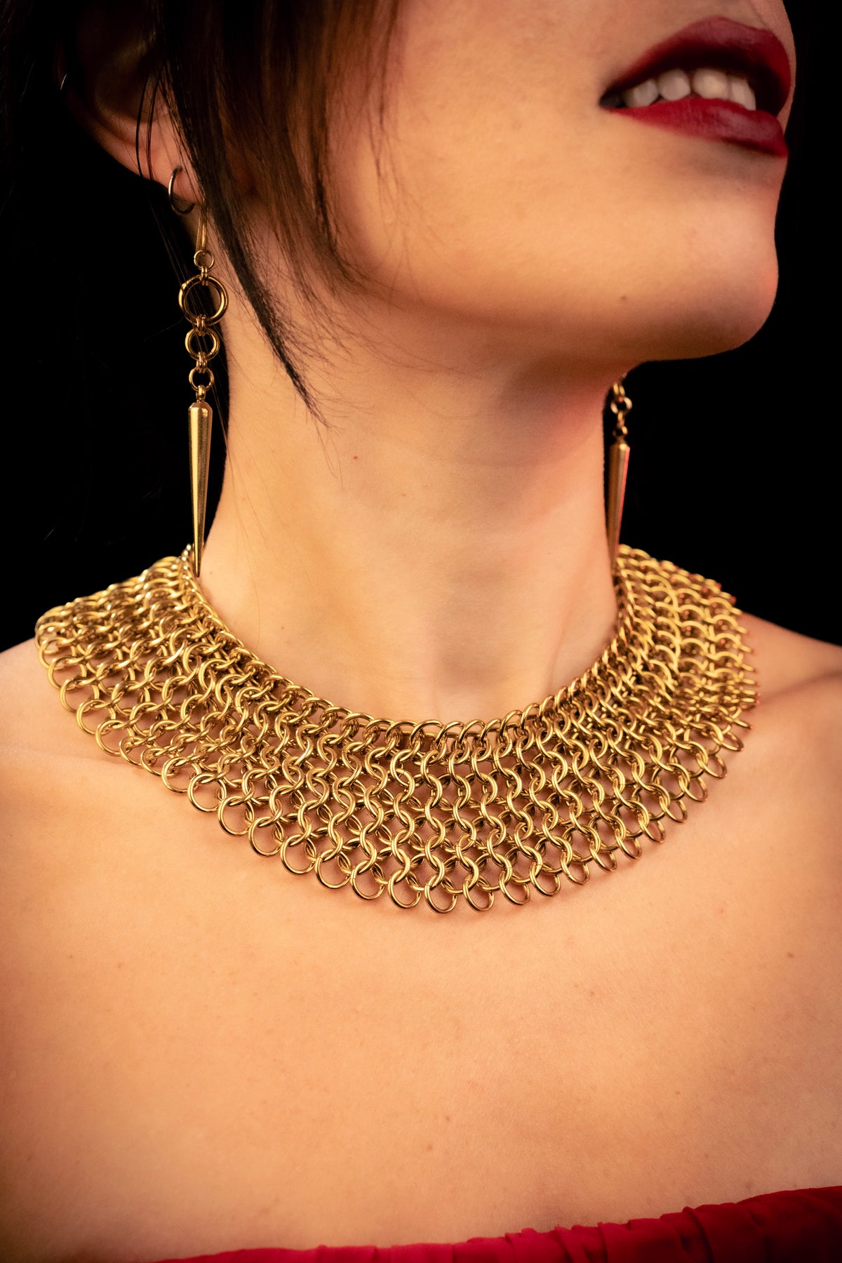 SEKHMET | Collier en cotte de mailles dorée