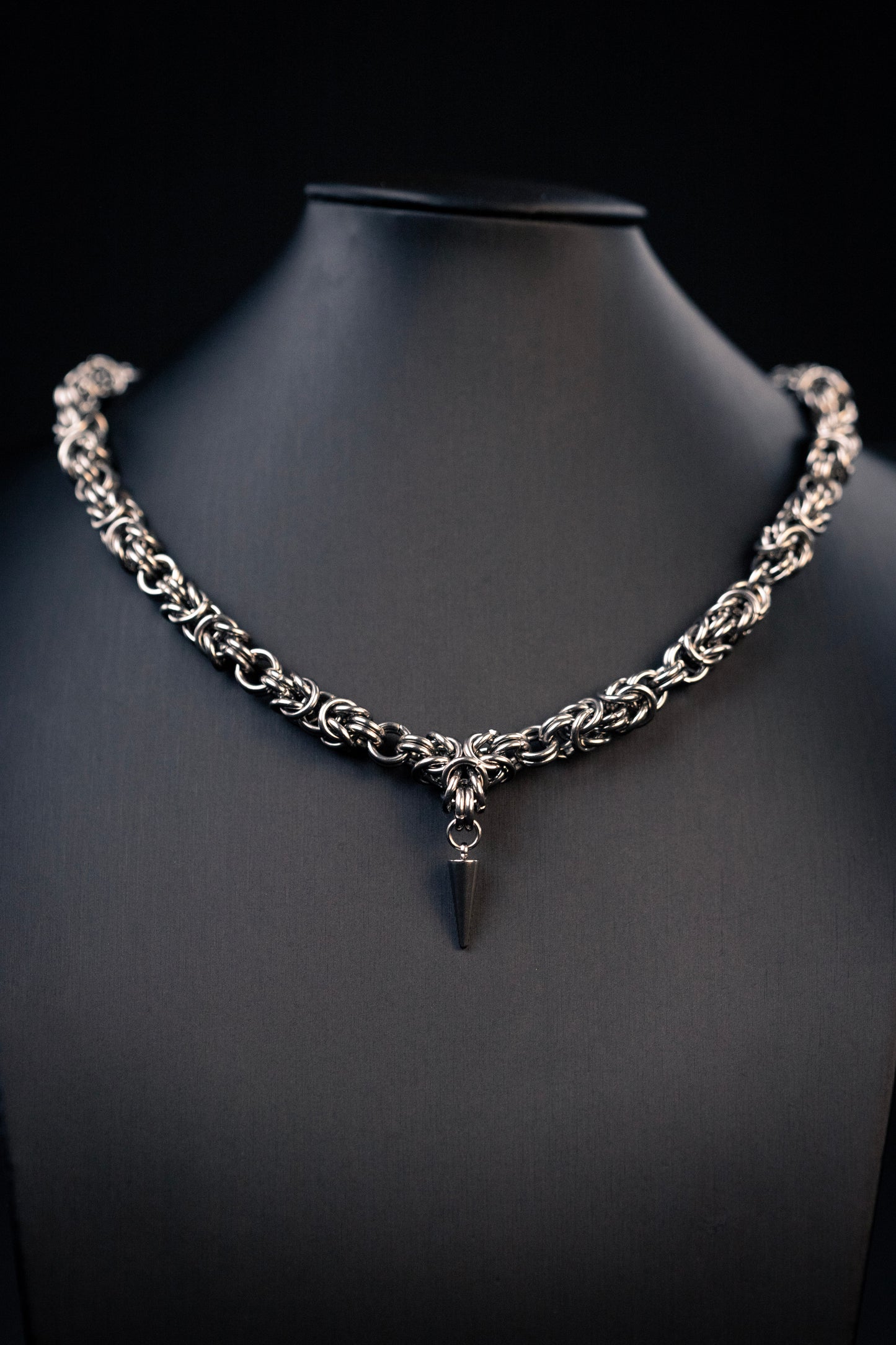 ODIN | Chainmail Necklace
Stainless steel necklace with a spike charm