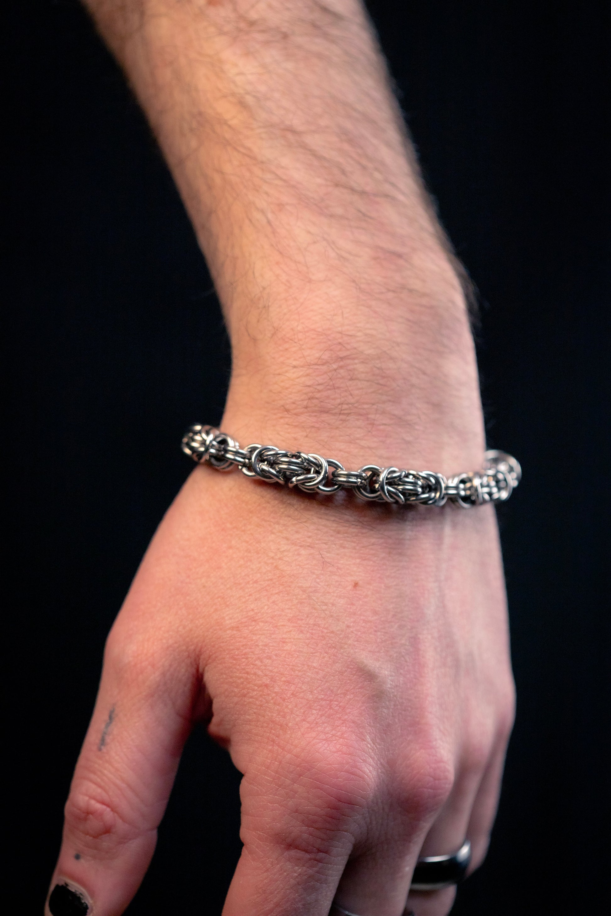 ODIN | Chainmail Bracelet
Stainless steel chainmail bracelet with byzantine weave, worn on a man wrist