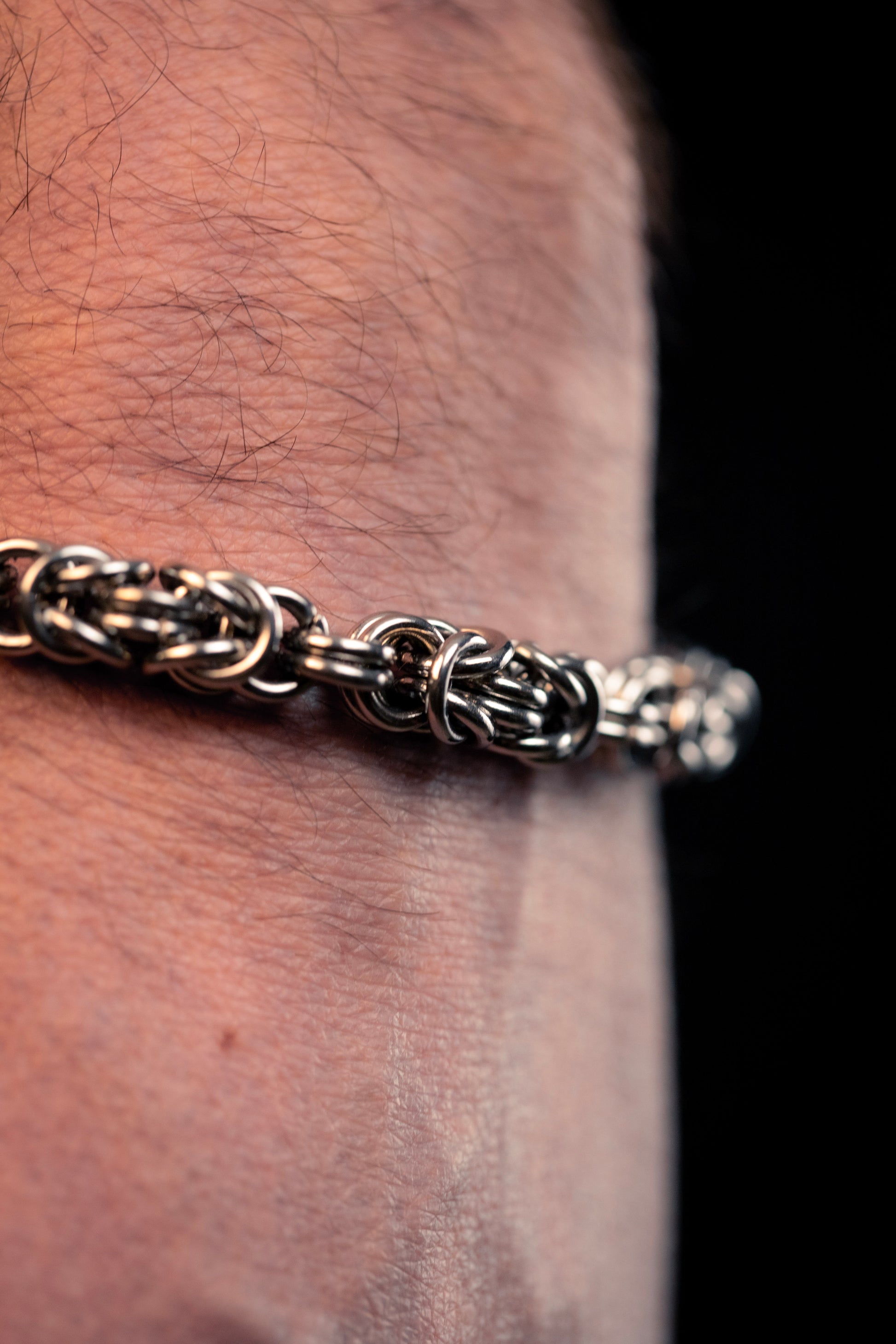 ODIN | Chainmail Bracelet
Stainless steel chainmail bracelet with byzantine weave, worn on a man wrist