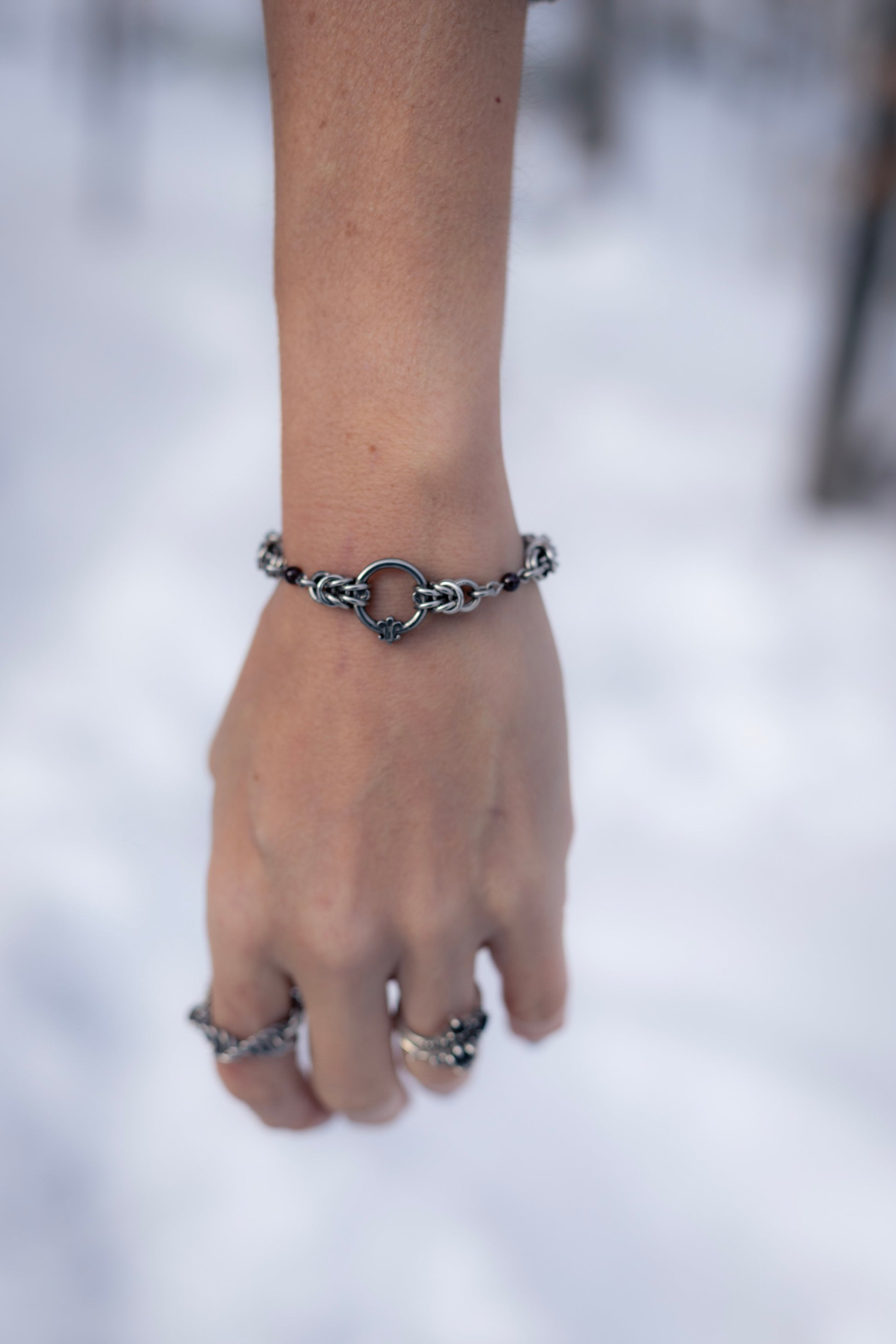 ARIA | Chainmail bracelet
Stainless steel chainmail earrings with two garnet stones