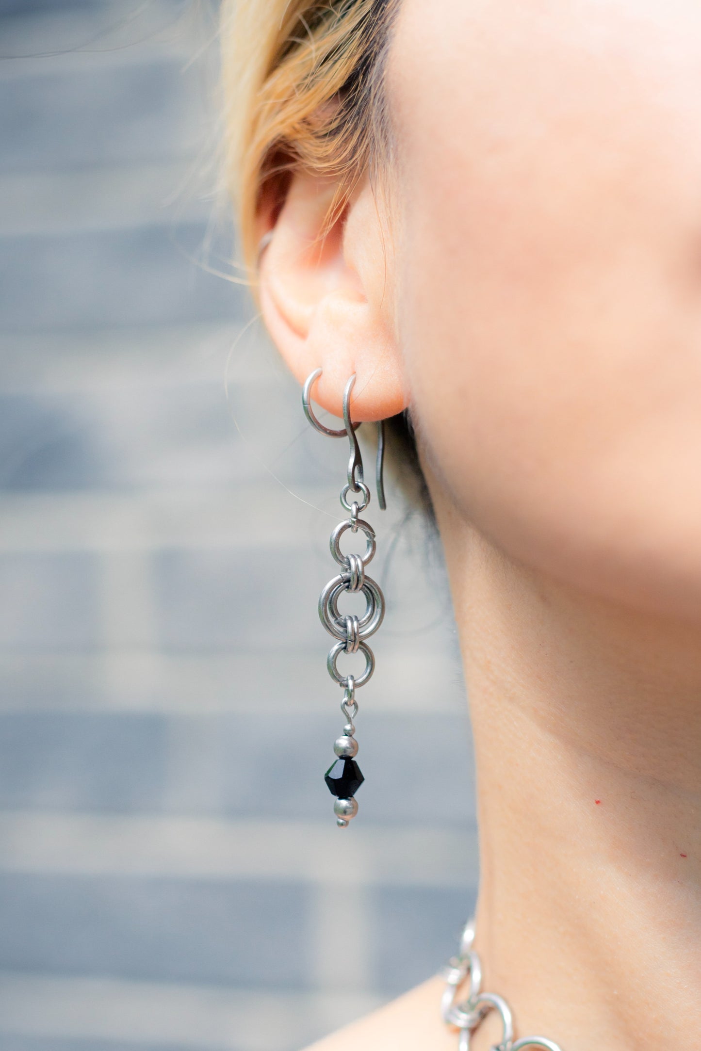 HEL | Hel chainmail earrings with black beads