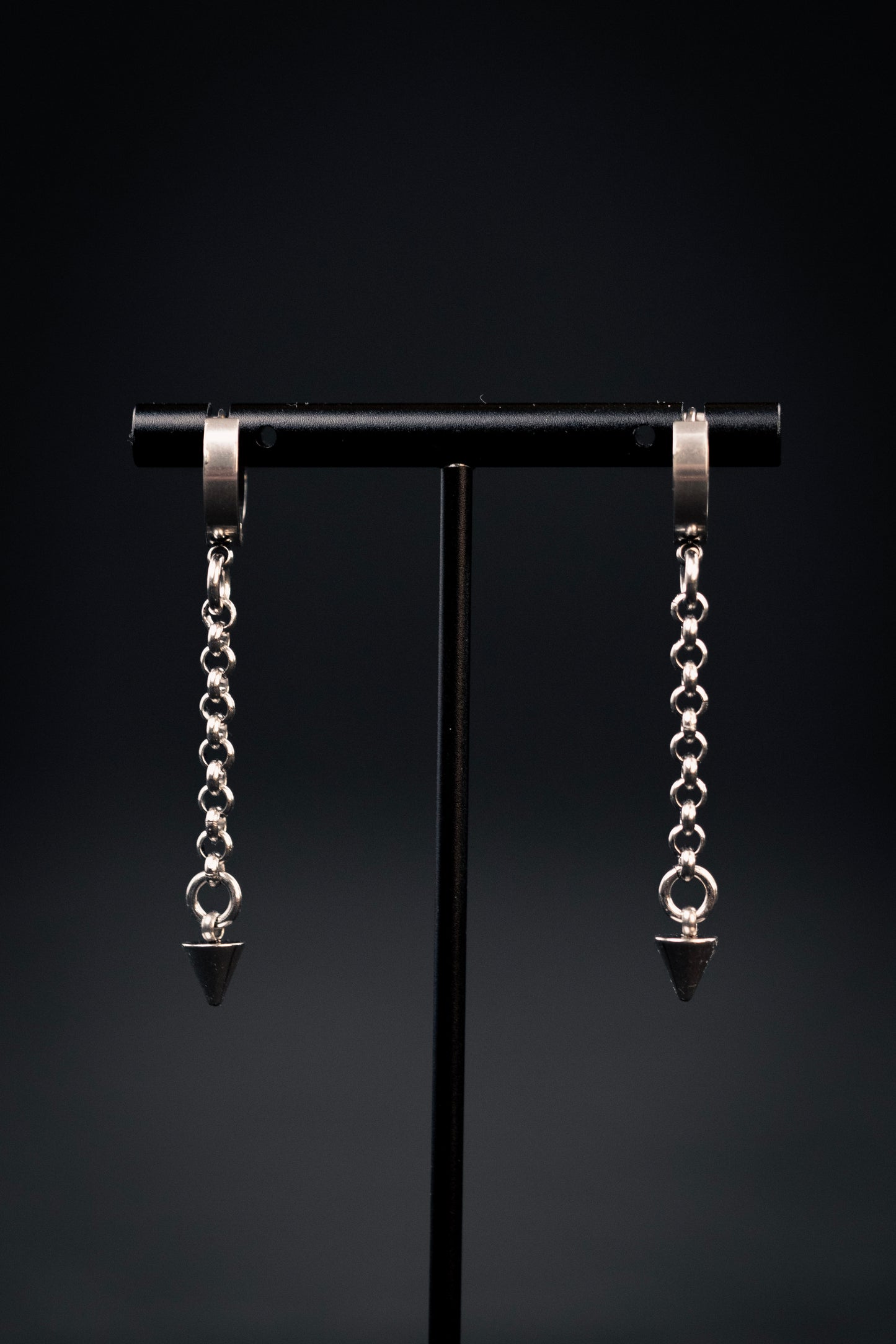 ODIN | Chainmail Pendant Earrings.
Stainless steel delicate chainmail earrings with a mini spike charm 