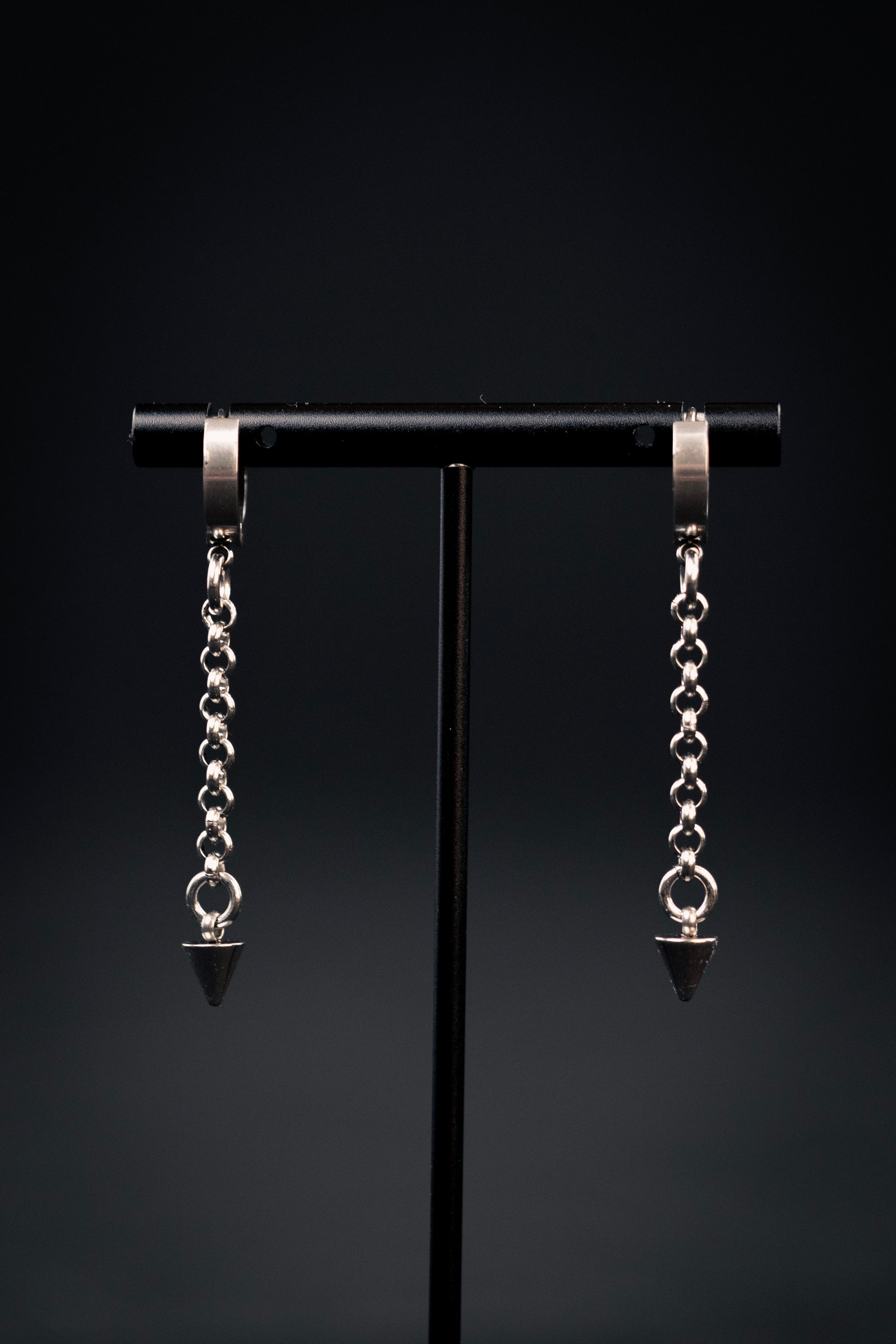 ODIN | Chainmail Pendant Earrings.
Stainless steel delicate chainmail earrings with a mini spike charm 