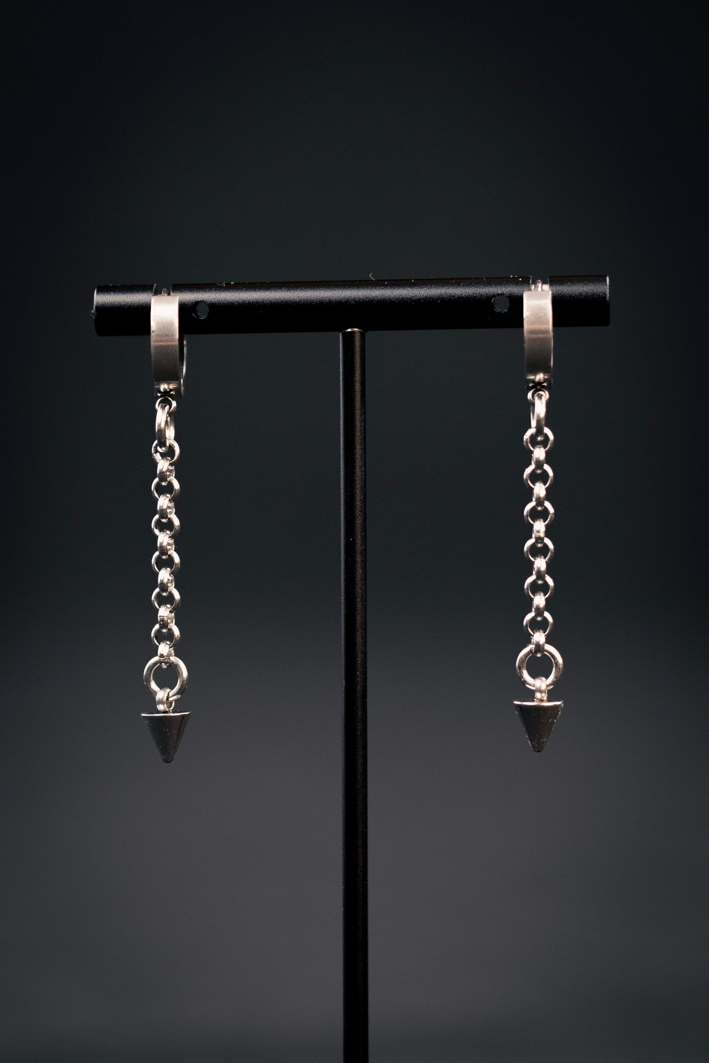 ODIN | Chainmail Pendant Earrings.
Stainless steel delicate chainmail earrings with a mini spike charm 