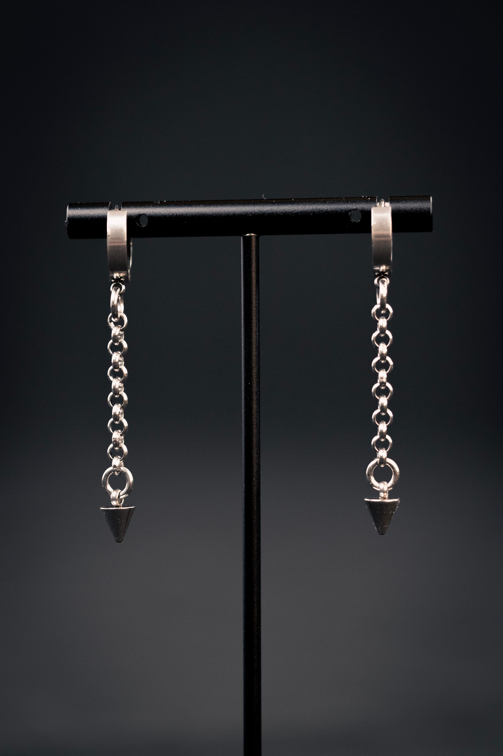 ODIN | Chainmail Pendant Earrings.
Stainless steel delicate chainmail earrings with a mini spike charm 