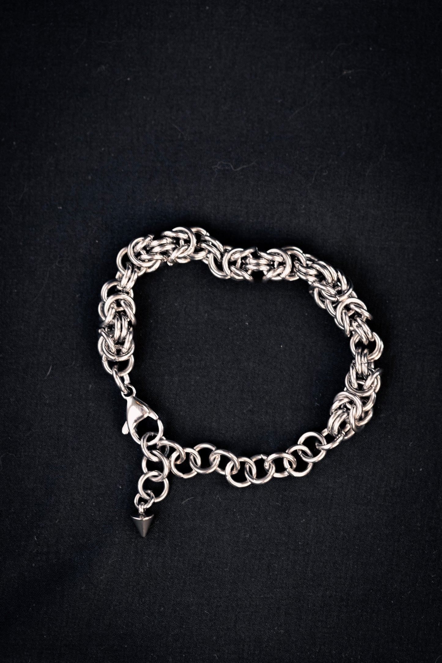 ODIN | Chainmail Bracelet
Stainless steel chainmail bracelet with byzantine weave, worn on a man wrist