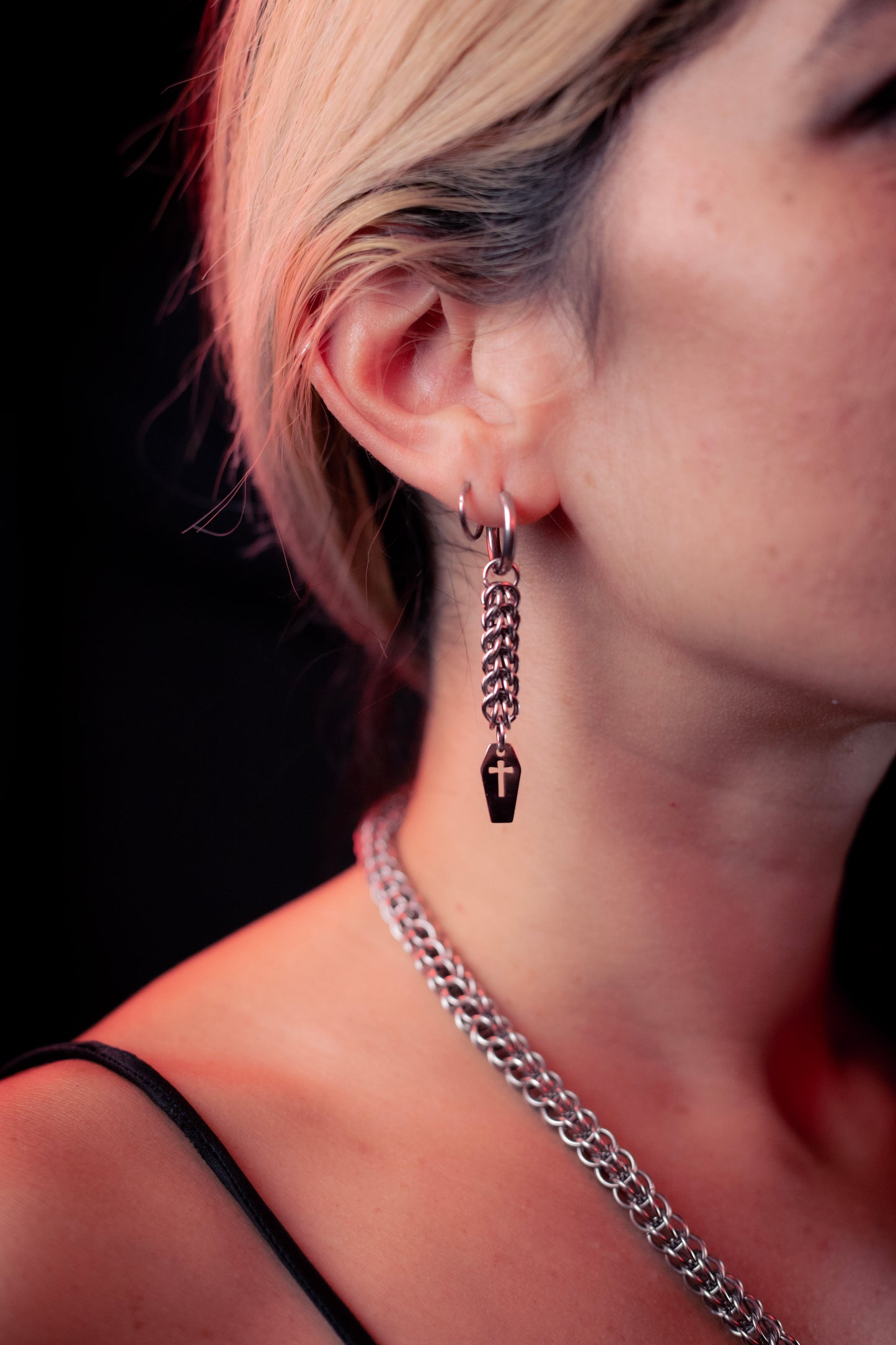 HADÈS | Stainless steel chainmail earrings with coffin charm