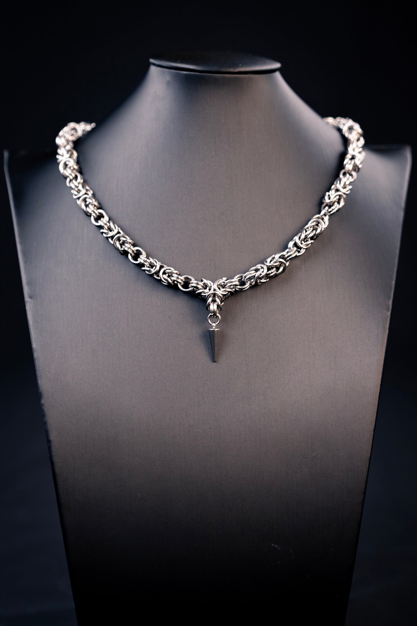 ODIN | Chainmail Necklace
Stainless steel necklace with a spike charm