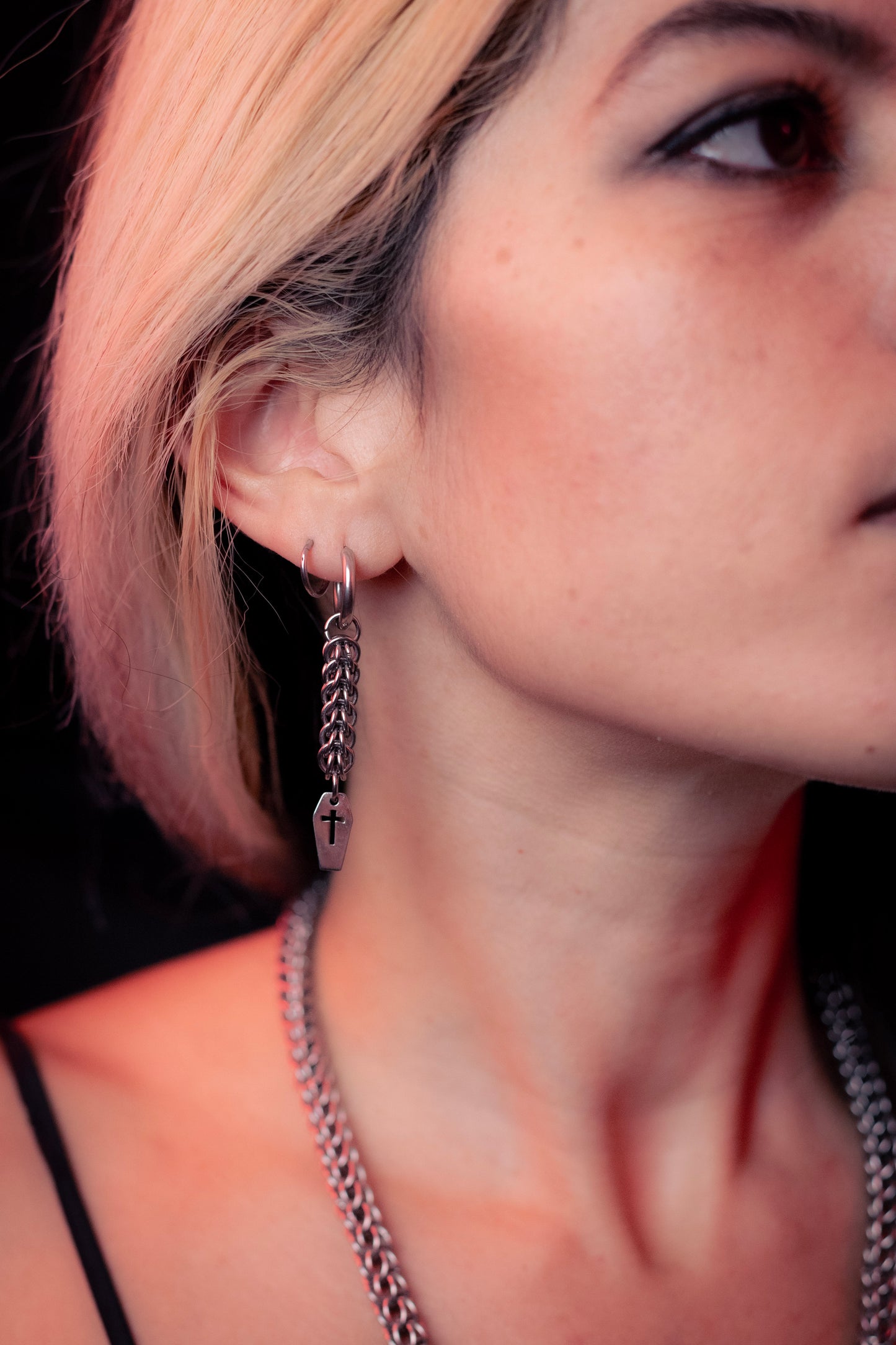 HADÈS | Stainless steel chainmail earrings with coffin charm
