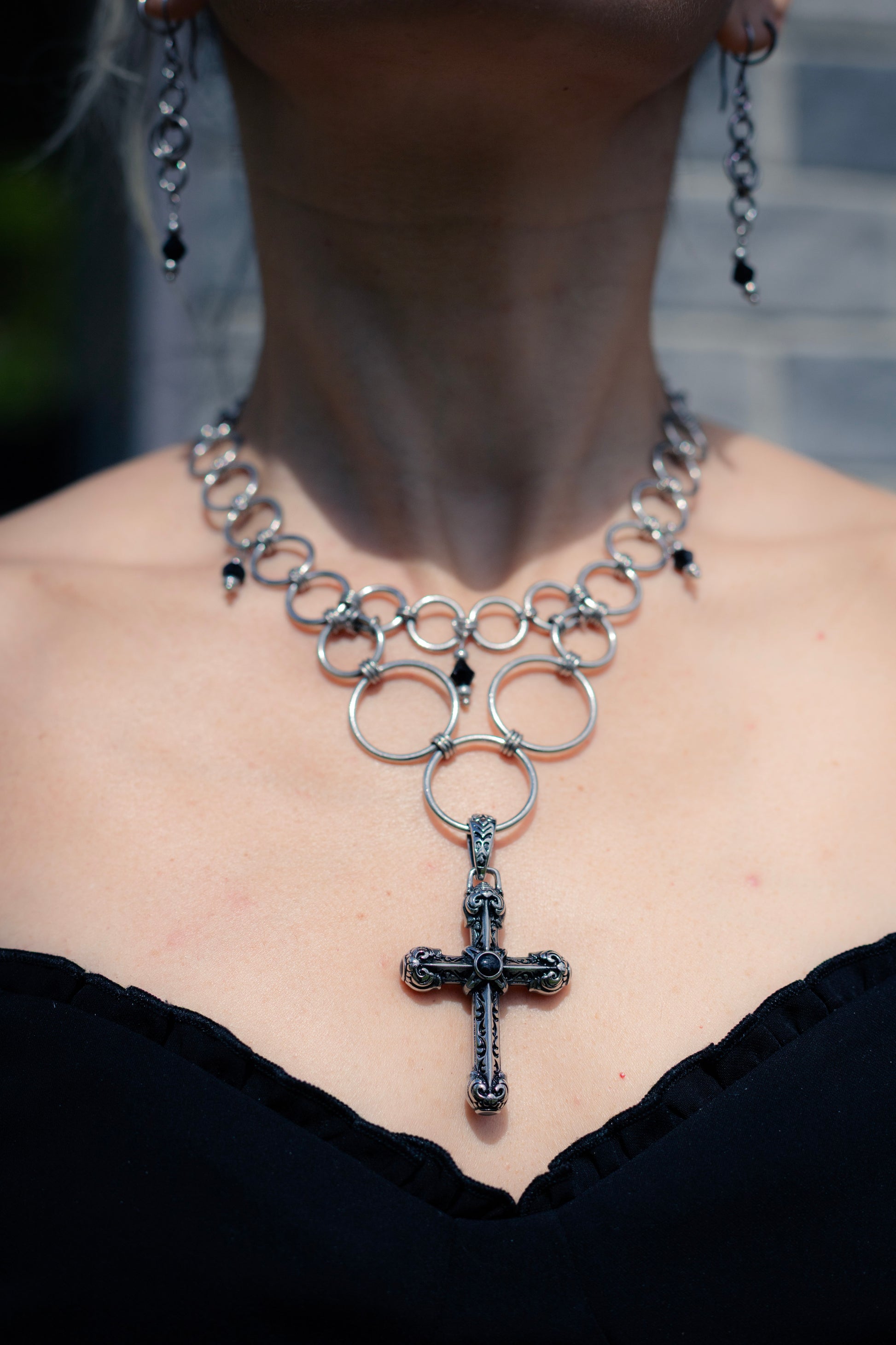 HEL | Stainless steel Chainmail necklace with black beads and cross