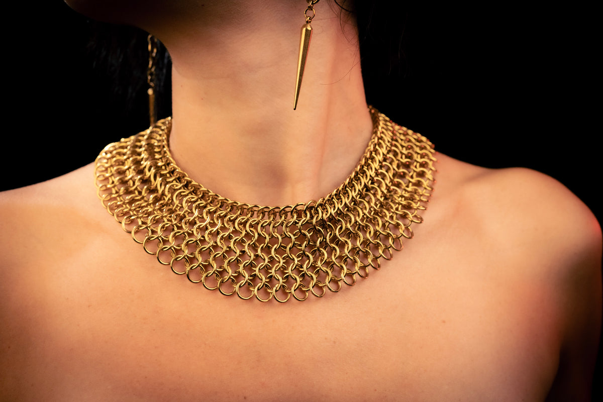 SEKHMET | Collier en cotte de mailles dorée
