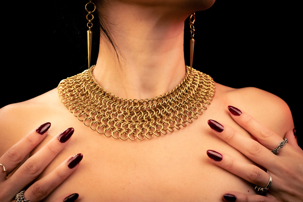 SEKHMET | Collier en cotte de mailles dorée