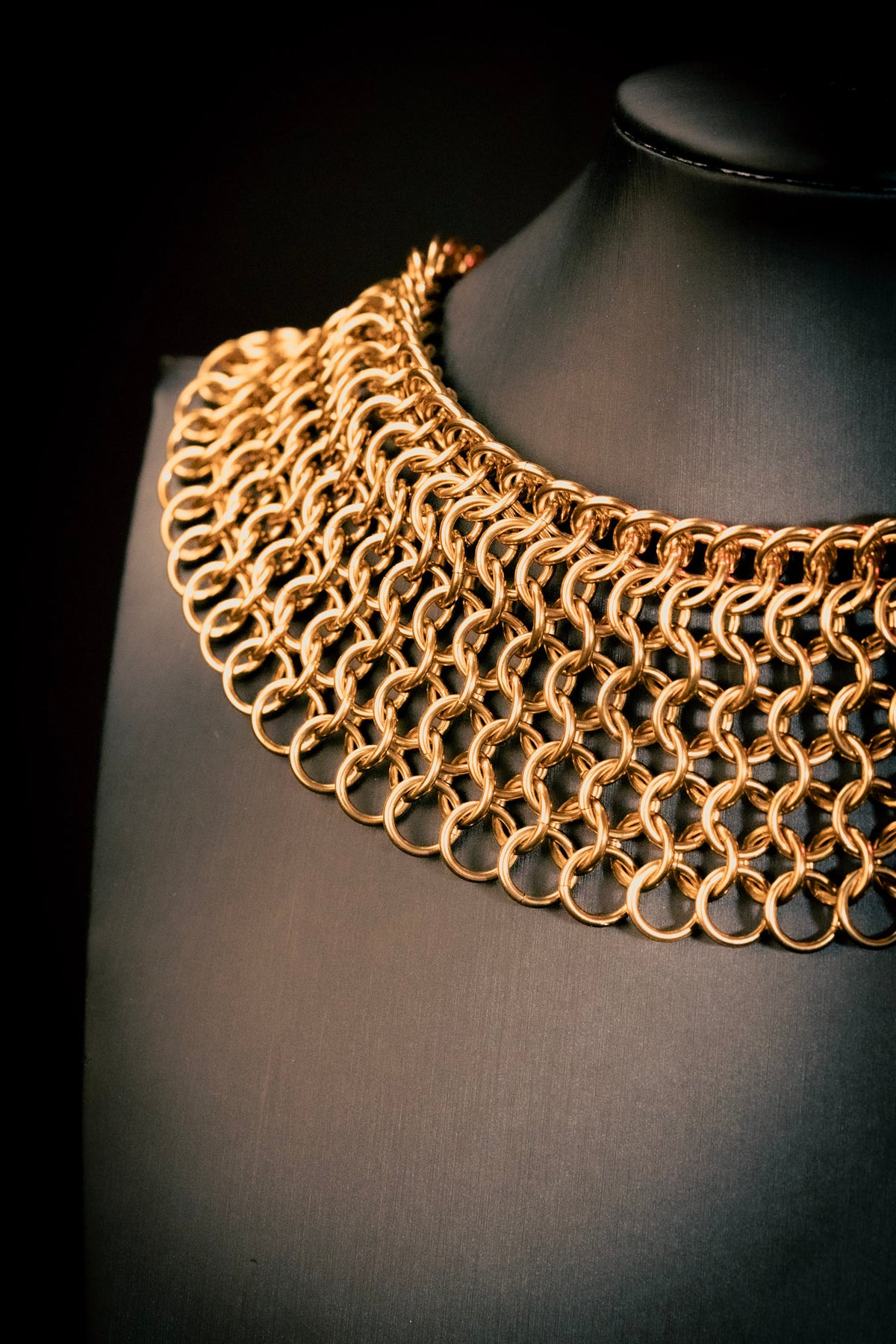 SEKHMET | Collier en cotte de mailles dorée