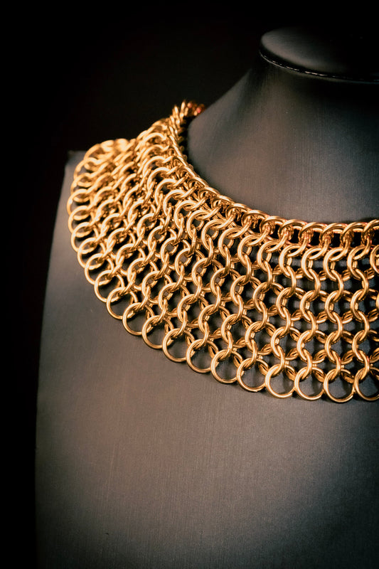SEKHMET | Collier en cotte de mailles dorée