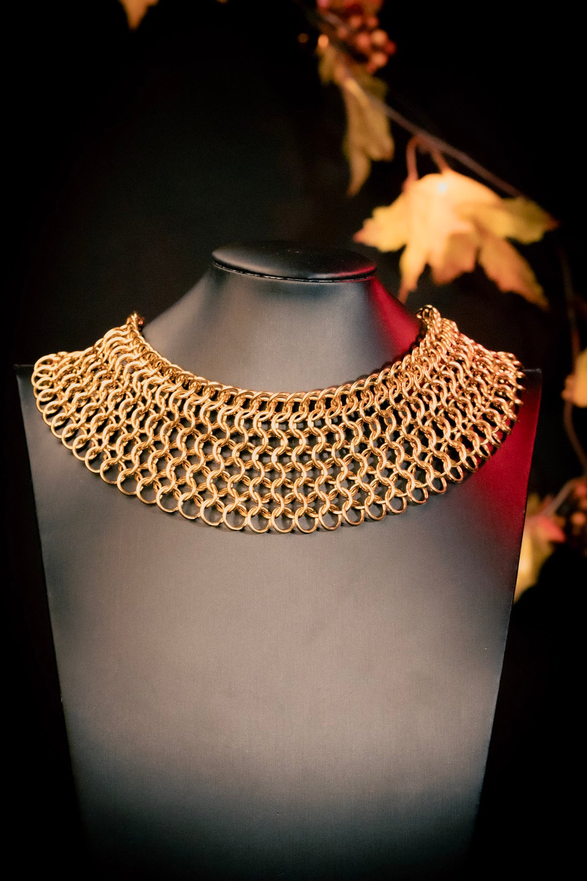 SEKHMET | Collier en cotte de mailles dorée