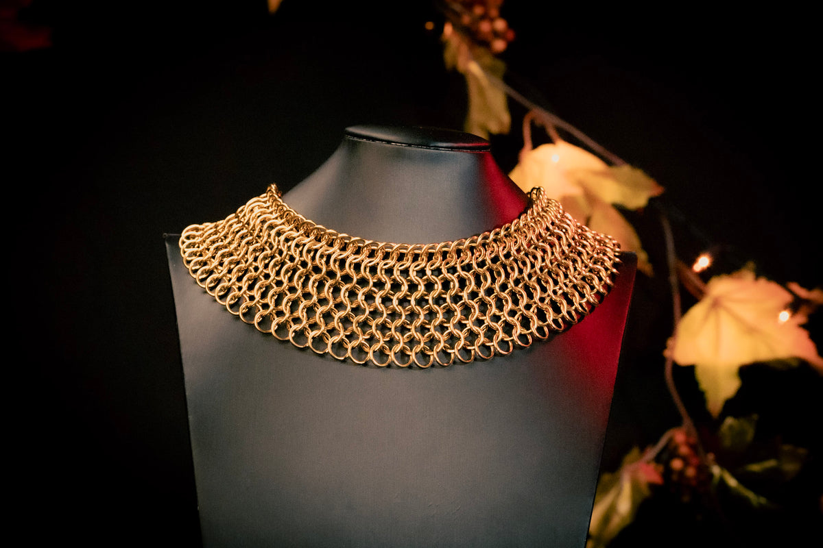 SEKHMET | Collier en cotte de mailles dorée