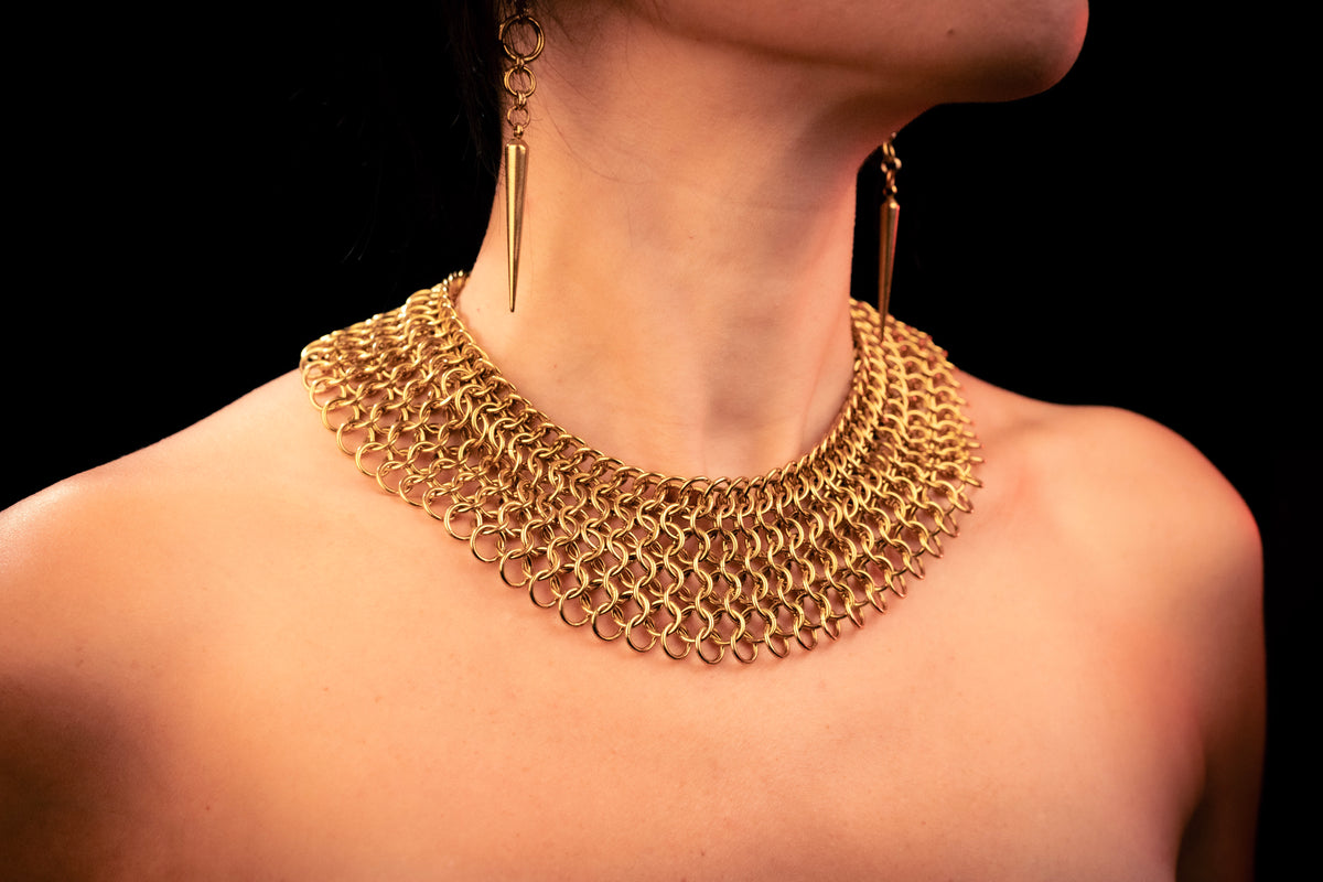 SEKHMET | Collier en cotte de mailles dorée